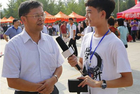 网络媒体采访团参观了海南五指山革命基地纪念公园